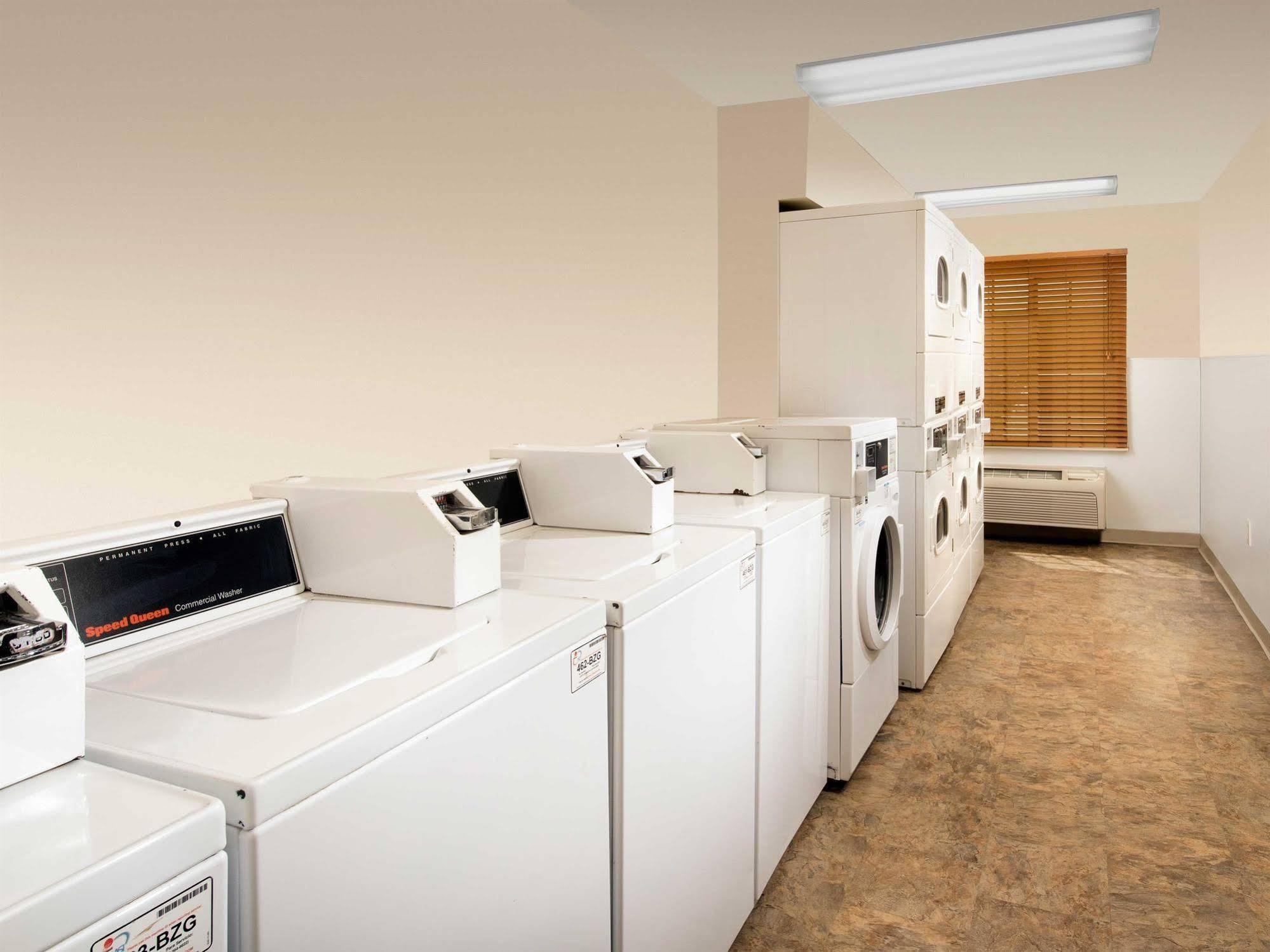 Woodspring Suites Мидленд Экстерьер фото